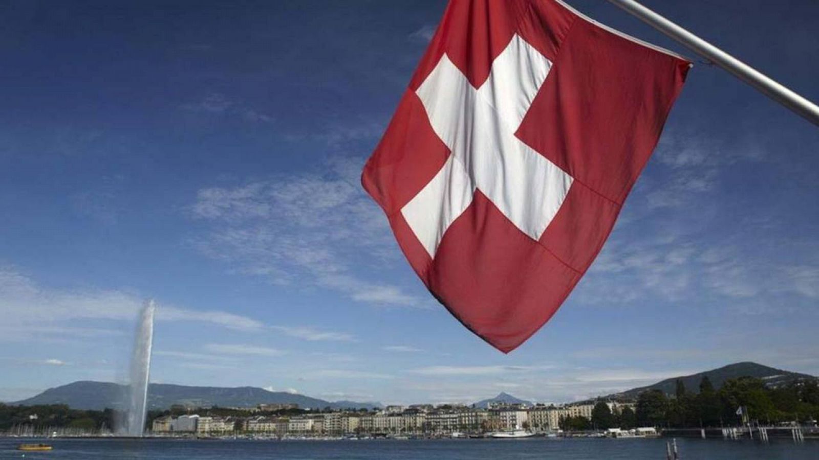 Una bandera de Suiza ondea en el Lago Leman, en la ciudad de Ginebra