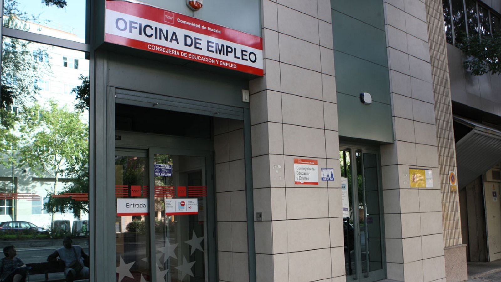 Exterior de una oficina de empleo en Madrid
