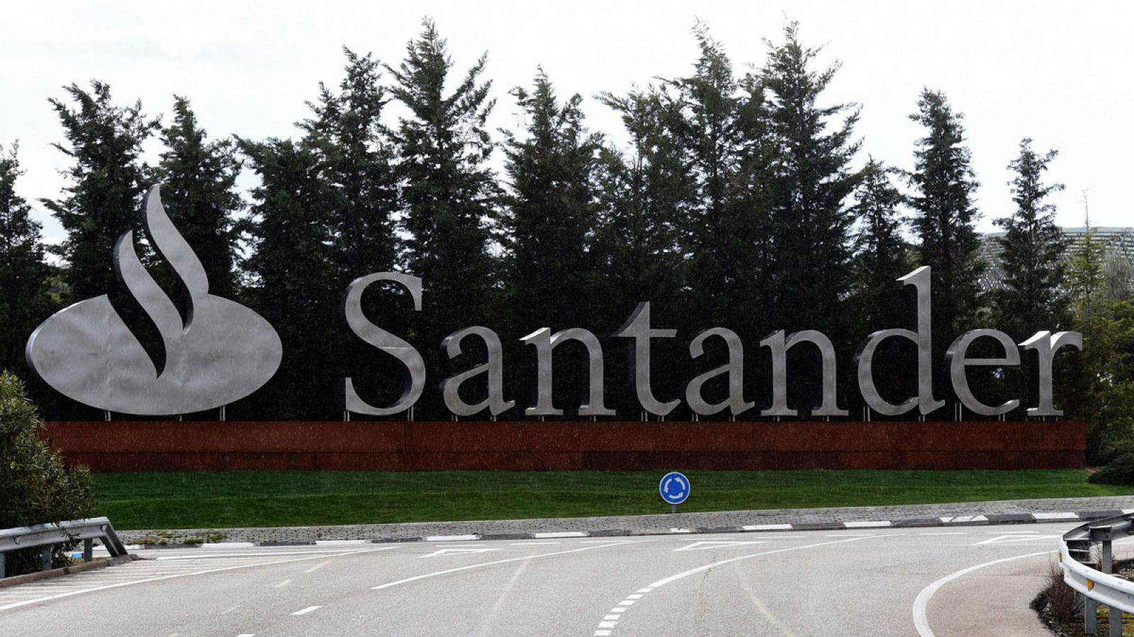 Entrada a la ciudad financiera del Santander