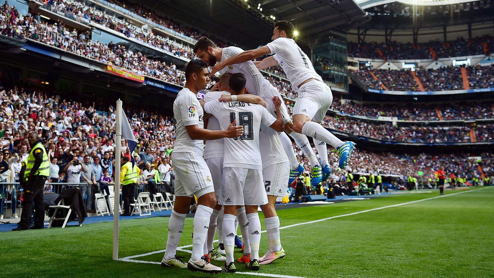 Los jugadores del Madrid celebran la goleada sobre el Eibar.