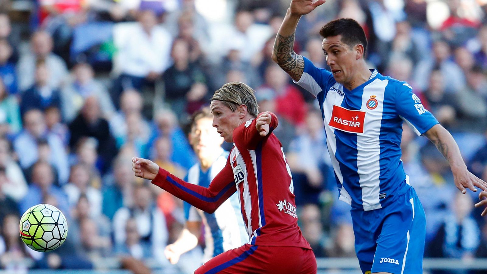 El delantero español Fernando Torres, en el momento de marcar ante el Espanyol