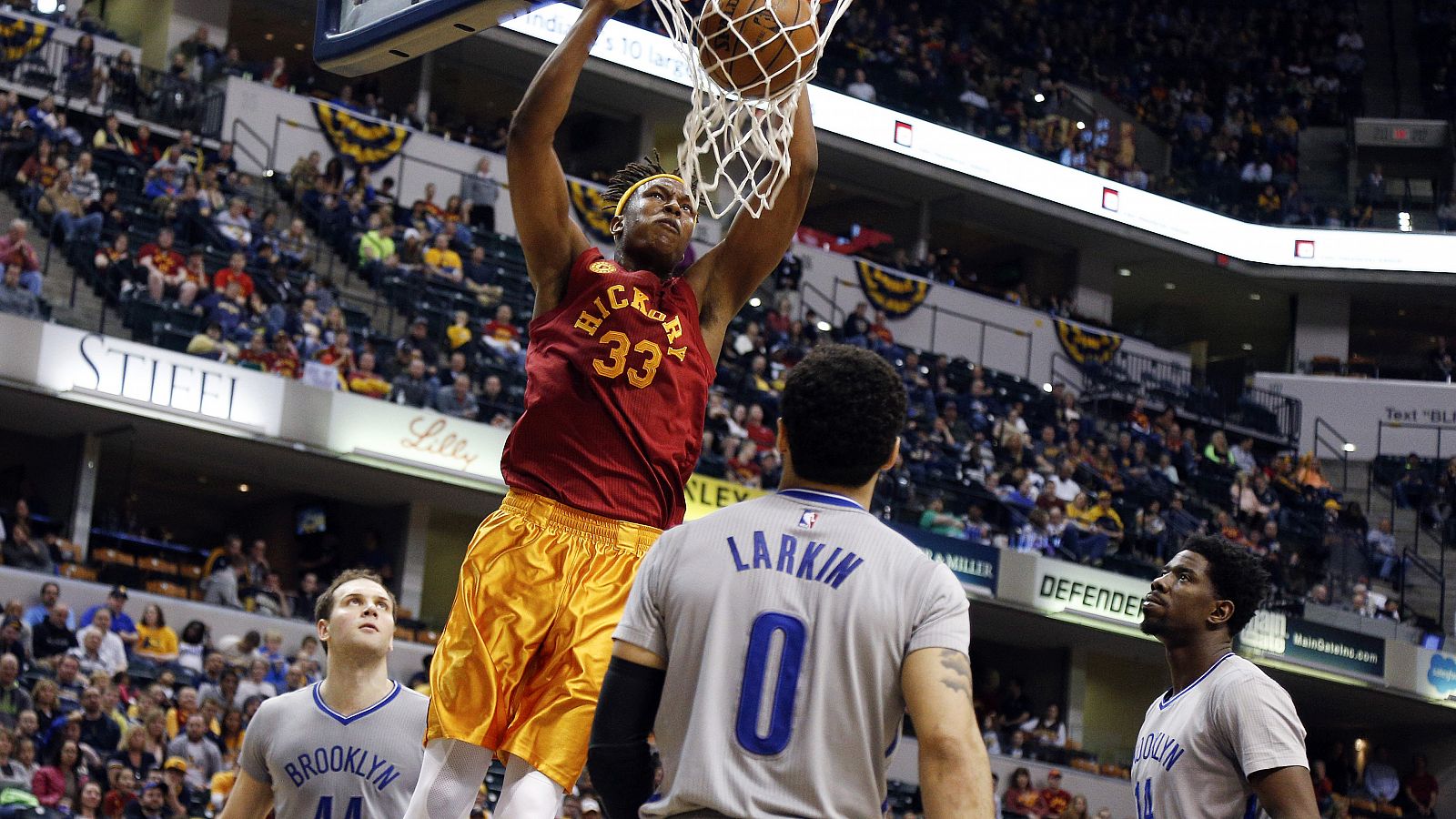 Turner, de Indiana, machaca ante Larkin, de los Nets.