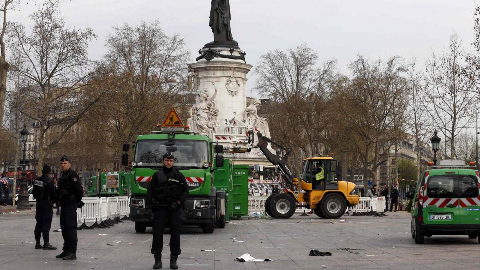 Varios agentes de Policía vigilan este lunes la Plaza de la República mientras los servicios de limpieza retirán los restos de la acampada de 'La Nuit Debout'