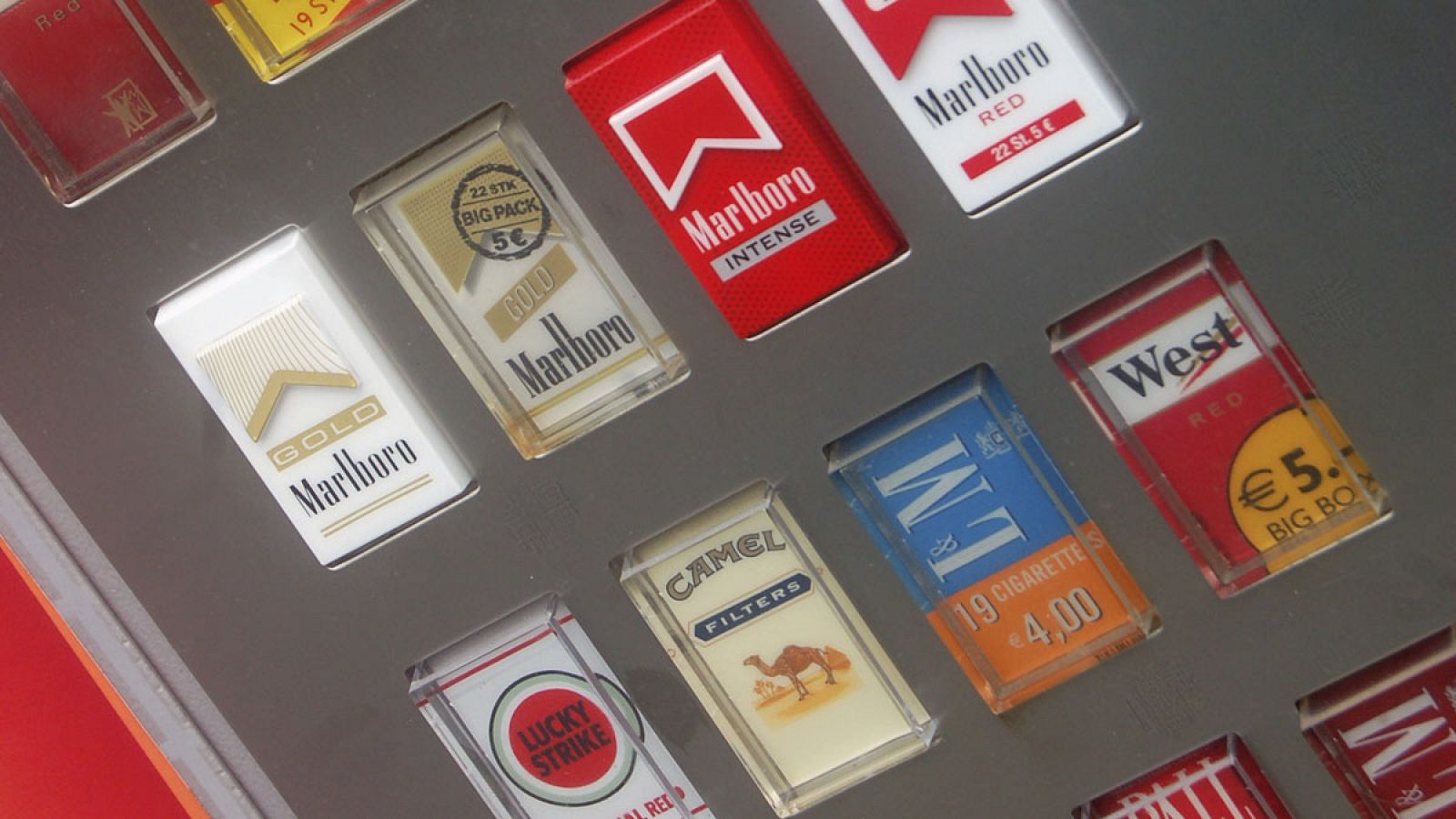 Detalle de una máquina expendedora de tabaco