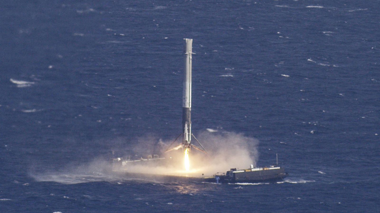 El cohete se posó suavemente en la pequeña plataforma y apagó sus motores, quedando en reposo vertical.