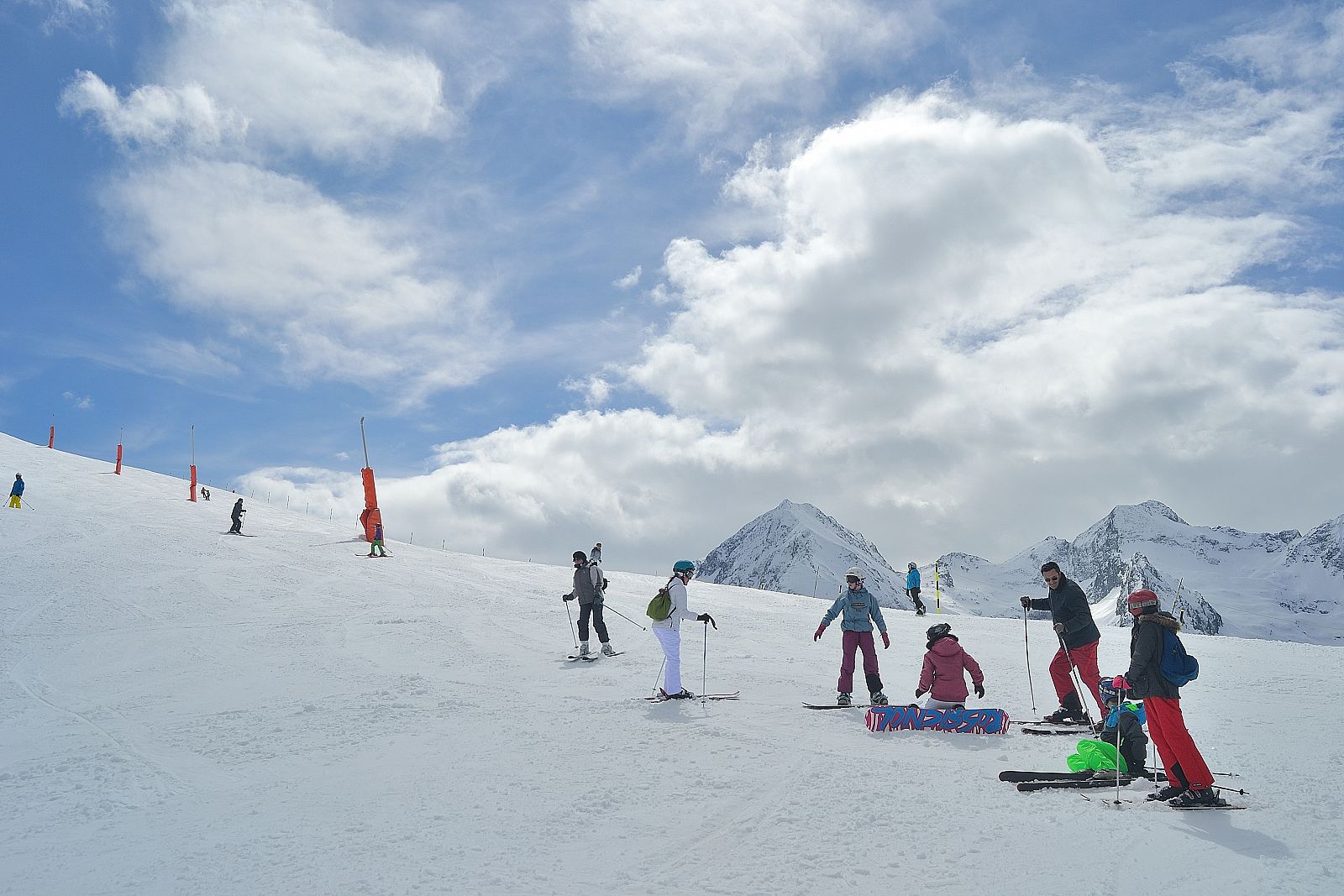 Un grupo de esquiadores y riders apuran las últimas bajadas de la temporada en Peyragudes.
