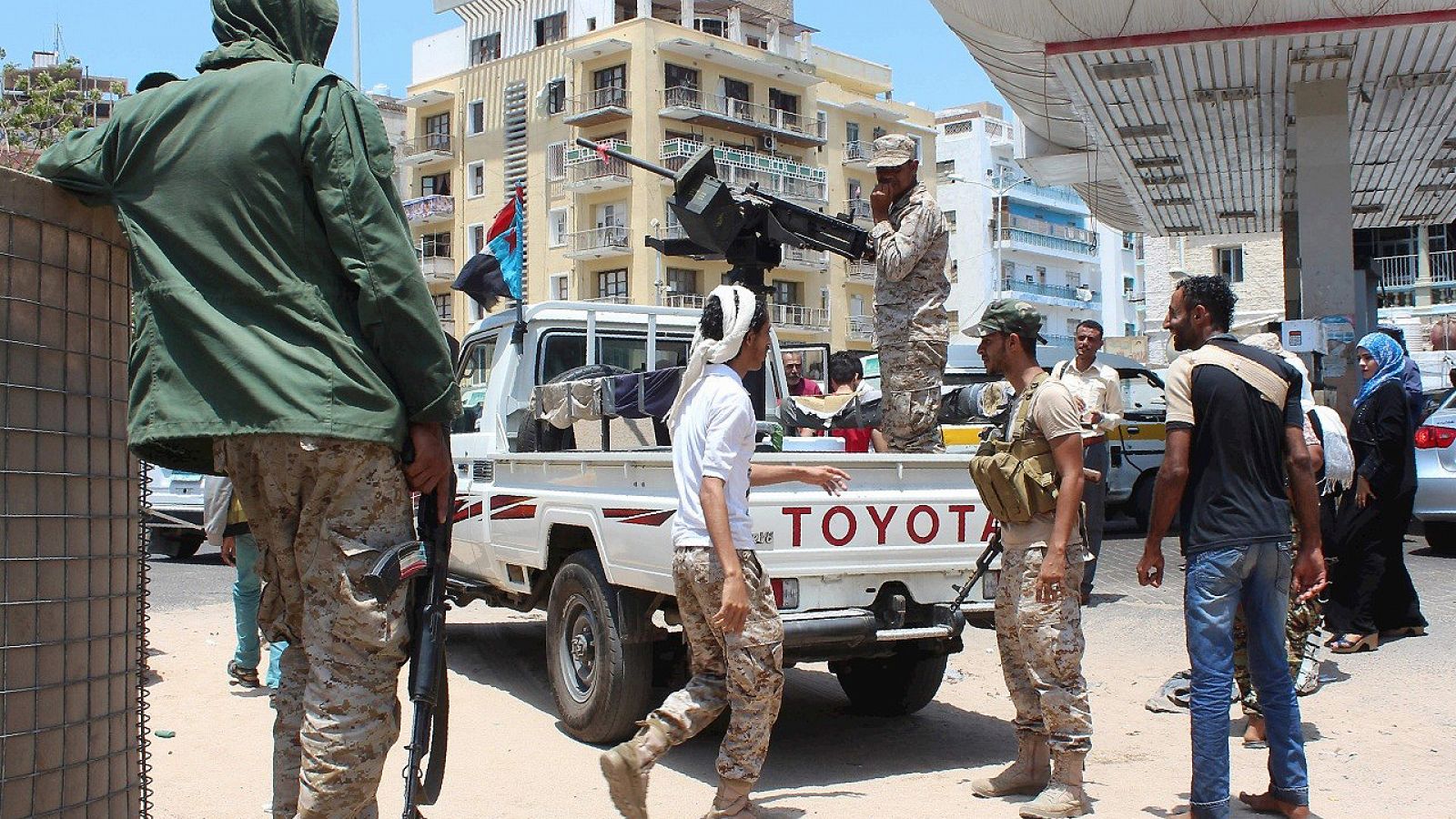 Fuerzas leales al presidente yemení montan guardia en Adén, el 11 de abril de 2016. AFP PHOTO / SALEH AL-OBEIDI