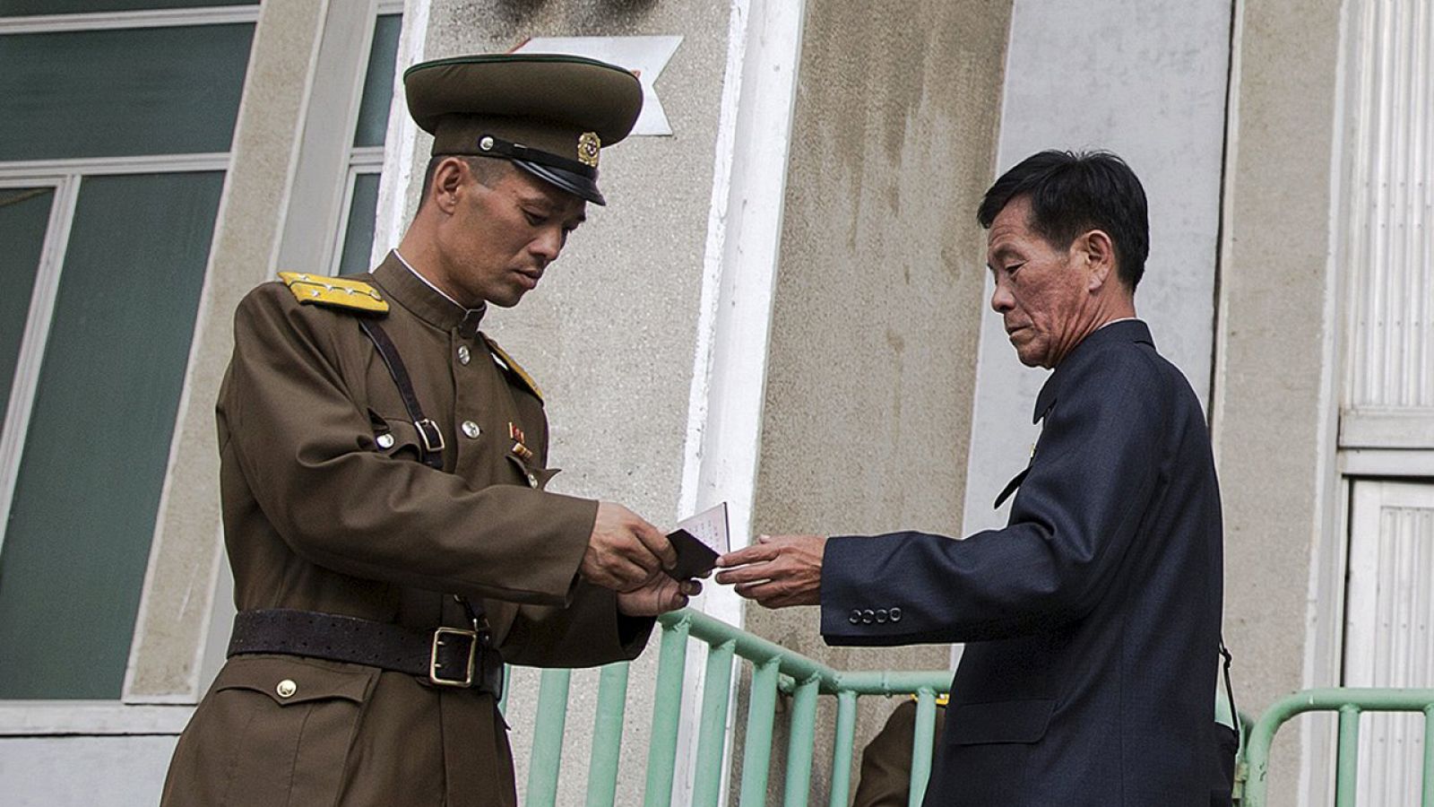 Militares norcoreanos revisan a los espectadores antes de un encuentro de fútbol en Pyongyang