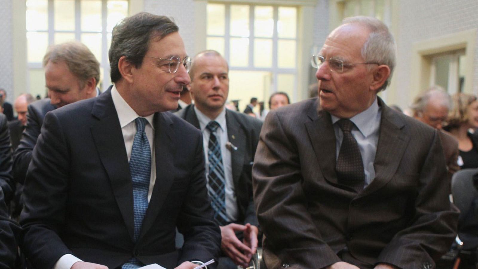 Mario Draghi dialoga con Wolfgang Schäuble