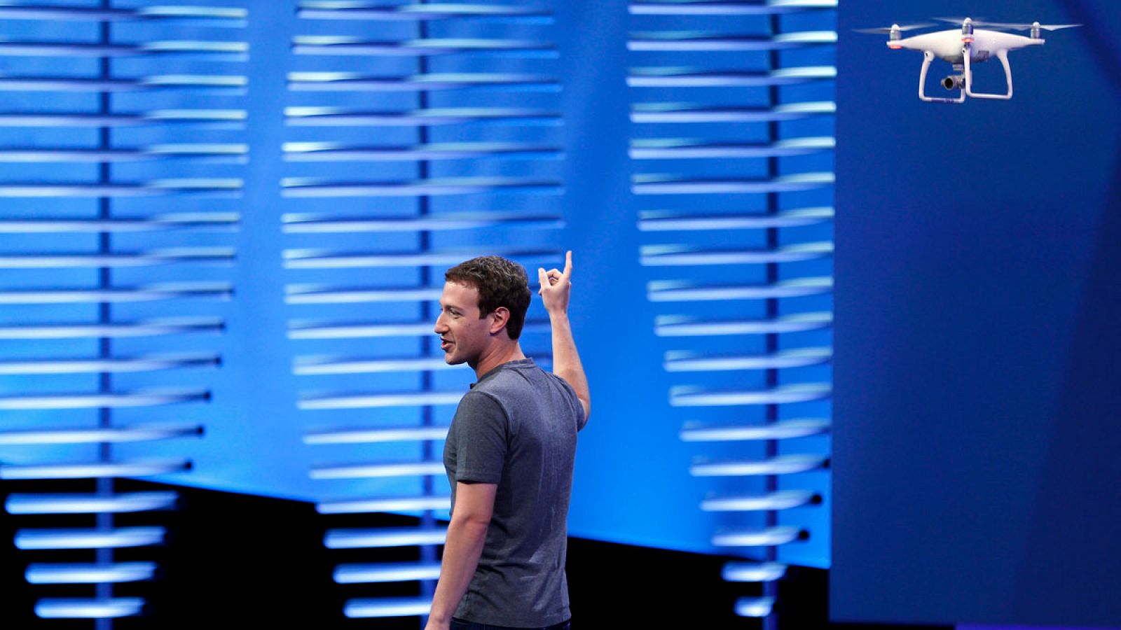 El CEO de Facebook, Mark Zuckerberg, señala a un dron durante su discurso en San Francisco.