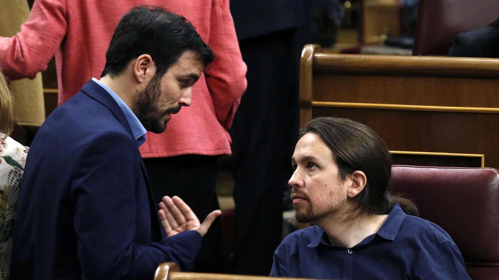 El líder de Unidad Popular-IU, Alberto Garzón, con el líder de Podemos, Pablo Iglesias, en el Congreso