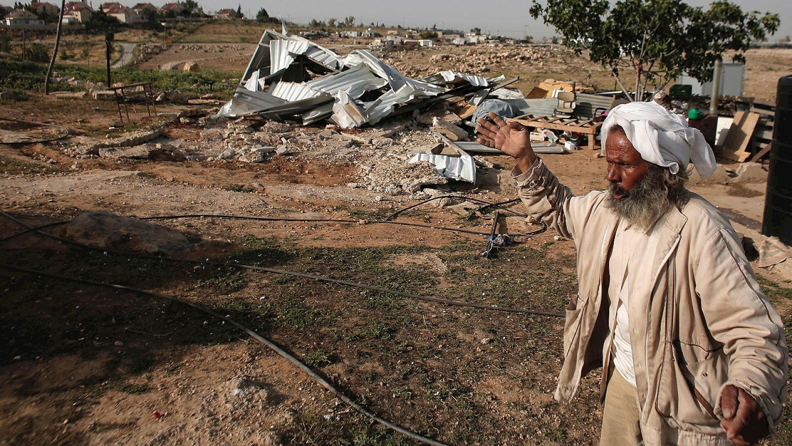Suleiman, de la comunidad beduina de los Jahalin, ante las ruinas de su vivienda, derribada por Israel, en Um al Jair, al sur de la ciudad de Hebrón,el 6 de abril. AFP PHOTO / AHMAD GHARABLI
