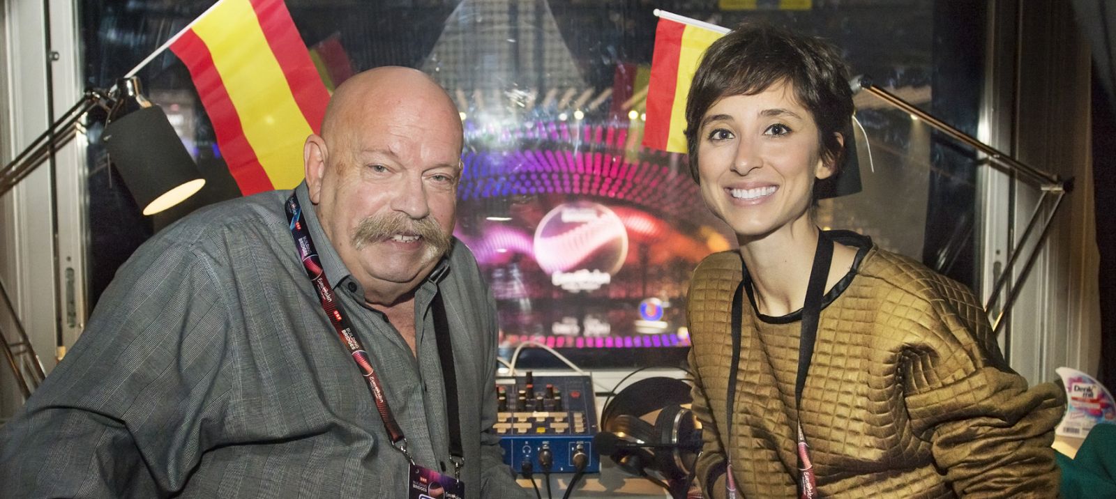 José María Íñigo y Julia Varela en la cabina de comentaristas en Eurovisión 2015