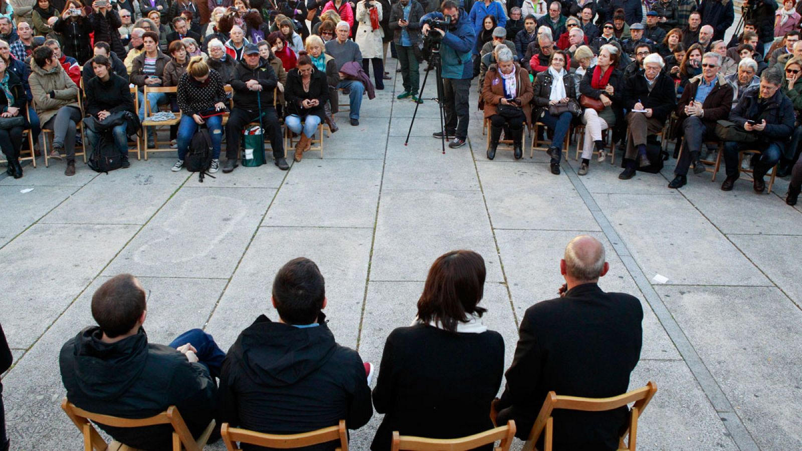 Acto de Podemos para informar de la consulta ciudadana que promueve el partido, en la Plaza Reina Sofía de Madrid.