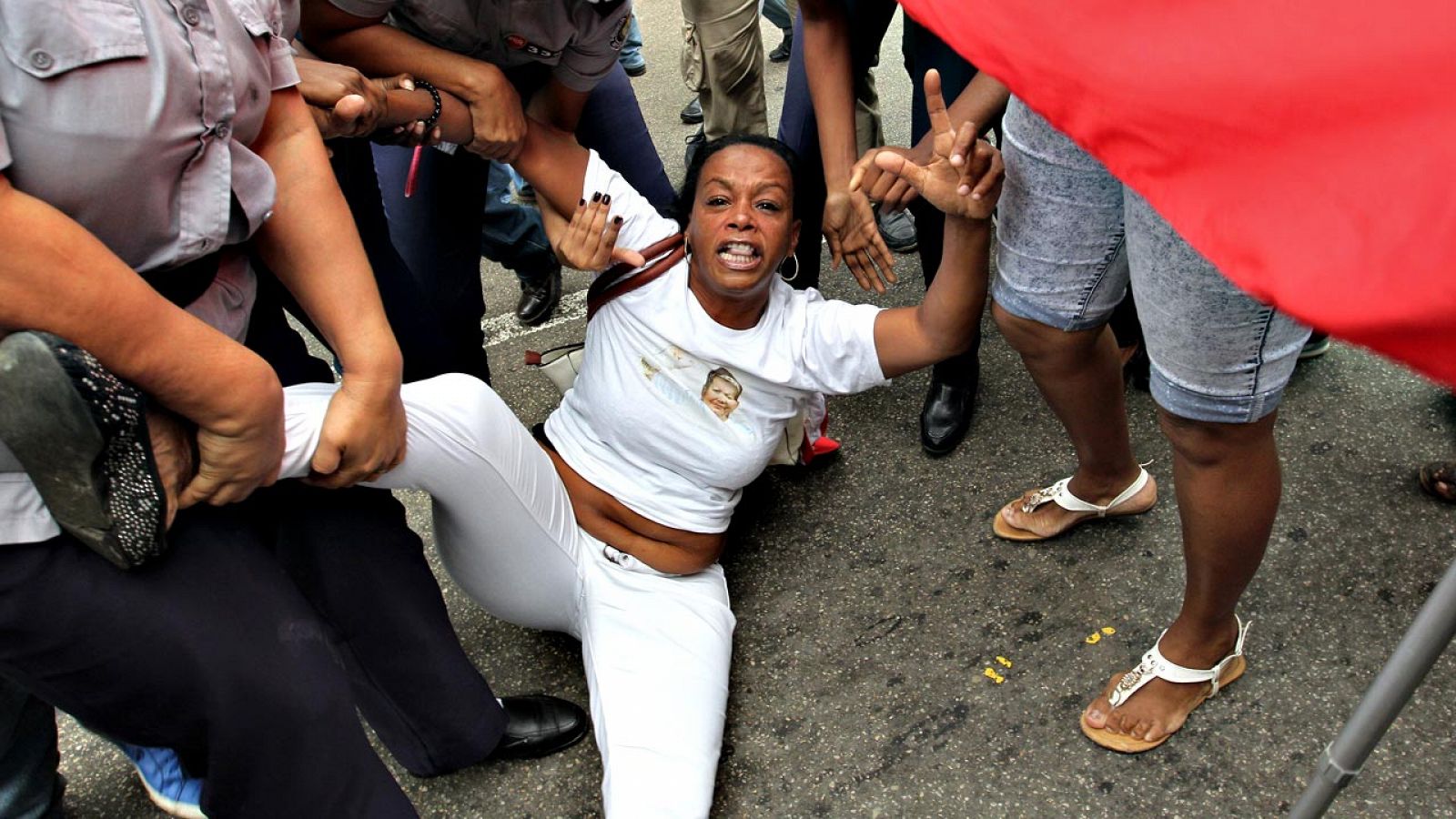 Detención de una 'dama de blanco' en La Habana, en diciembre de 2015