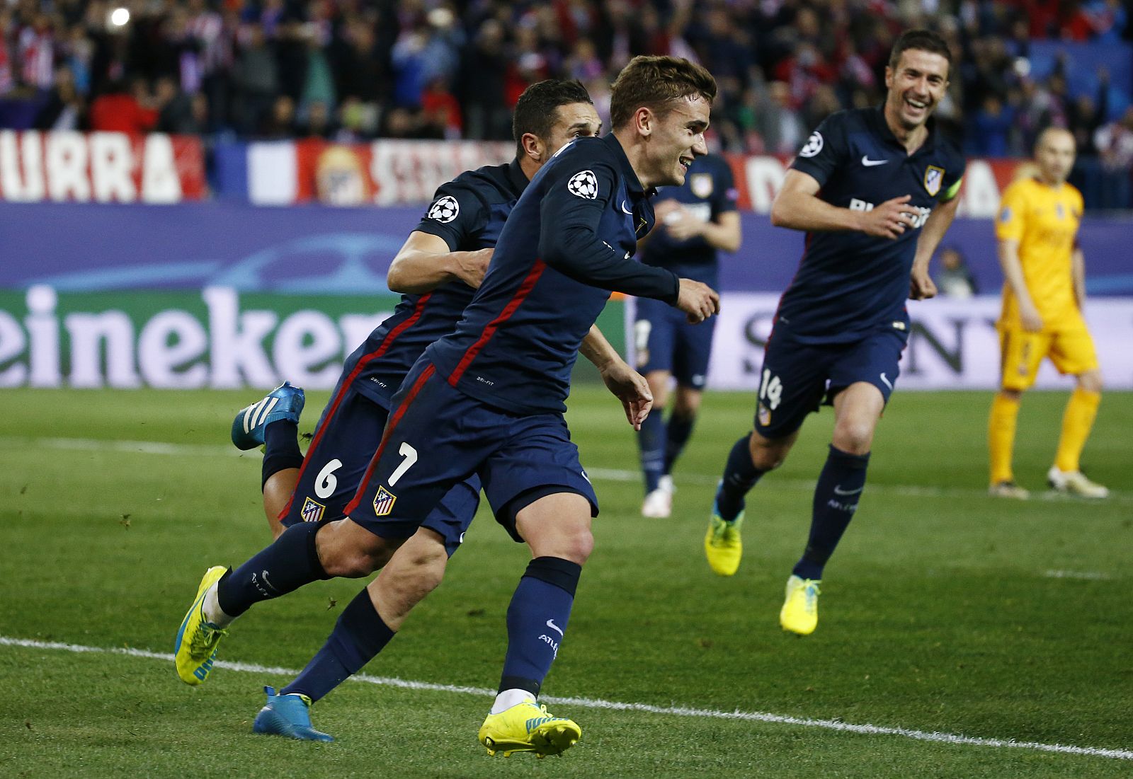 Los jugadores del Atlético se van a por Griezmann a celebrar el 2-0