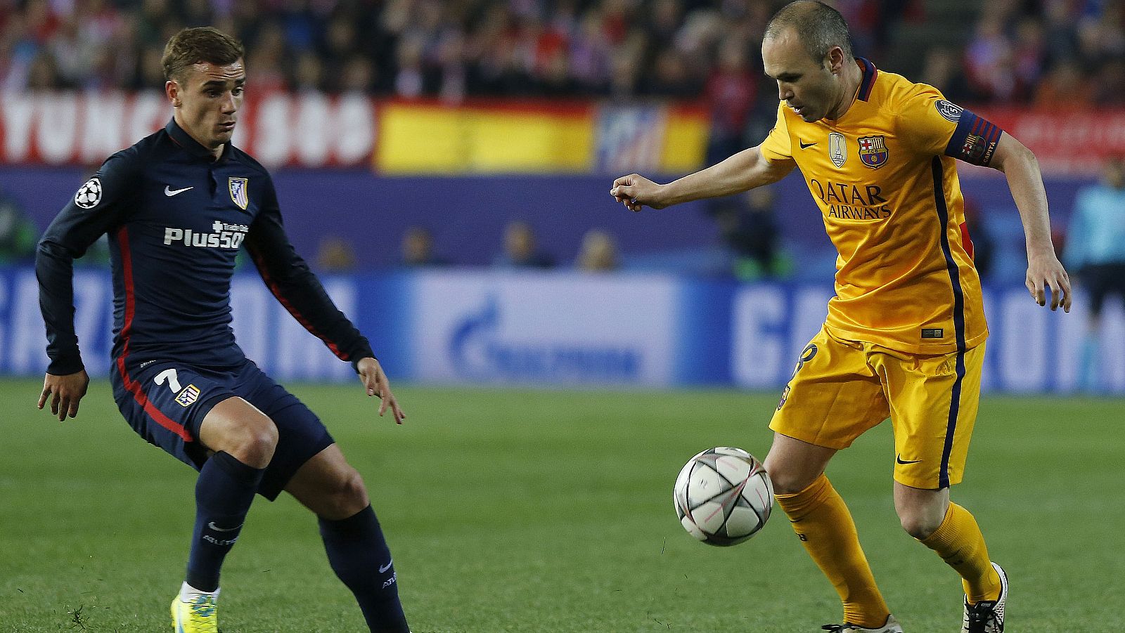 El centrocampista del FC Barcelona Andrés Iniesta con el balón ante el delantero francés del Atlético de Madrid, Antoine Griezmann.