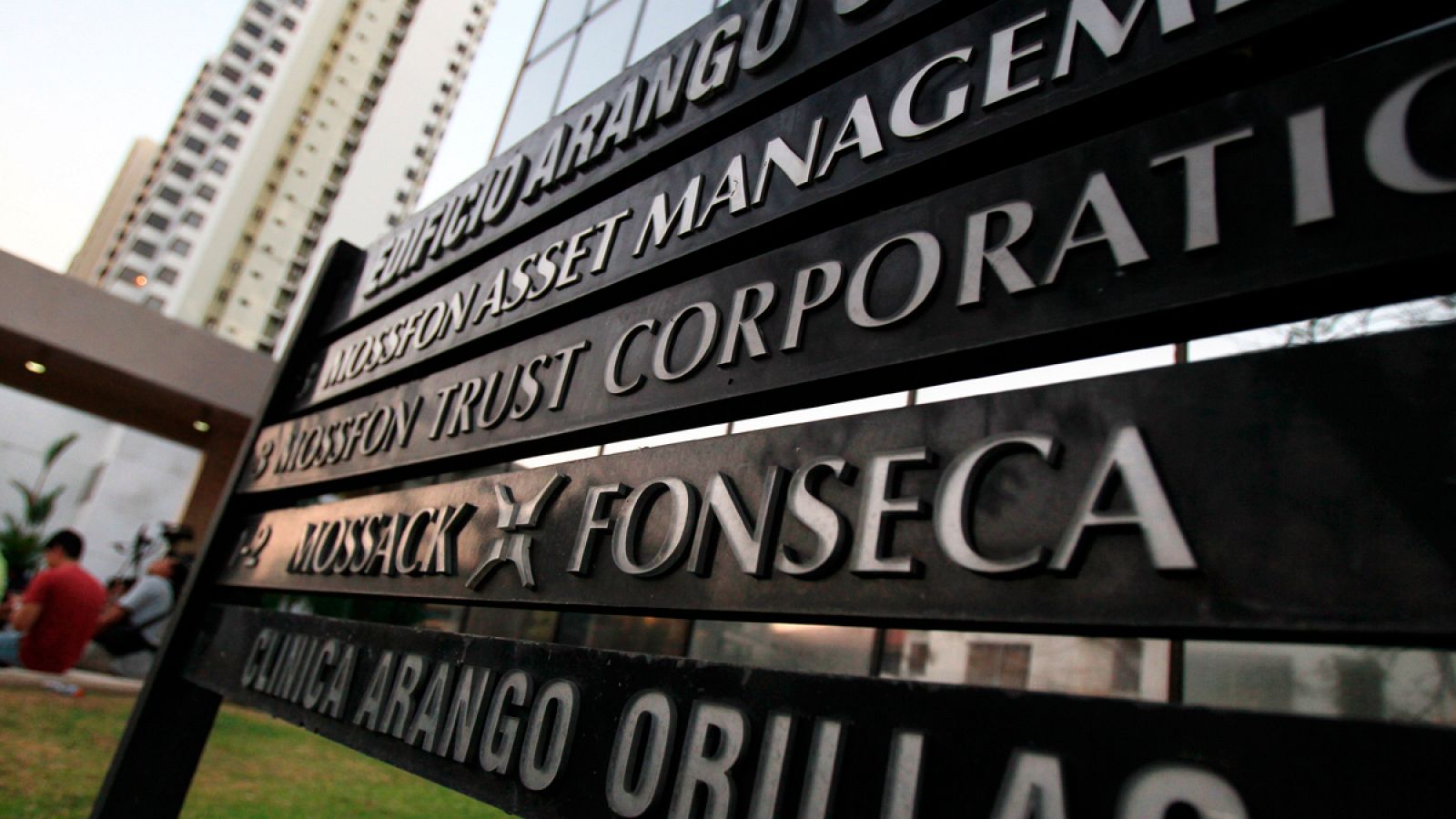 Vista general de la sede de la firma Mossack Fonseca en Ciudada de Panamá durante el registro de la Fiscalía.