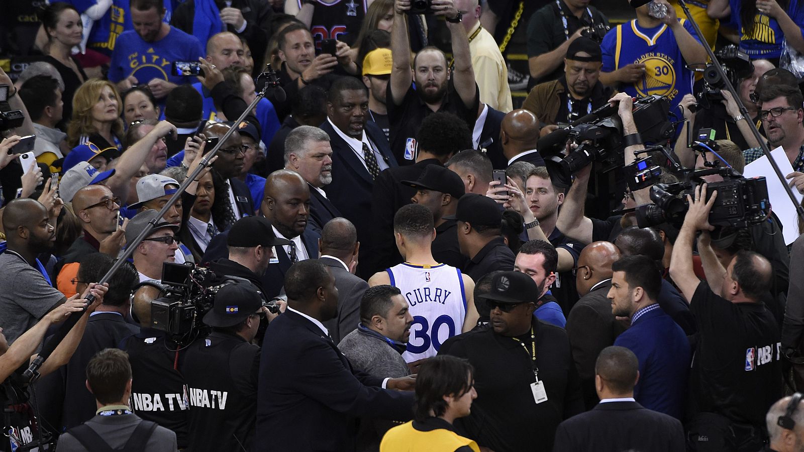 Curry y los Warriors imponen marca la histórica