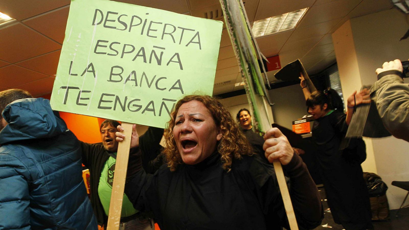 La Plataforma de Afectados por la Hipoteca protesta en una oficina de Catalunya Caixa