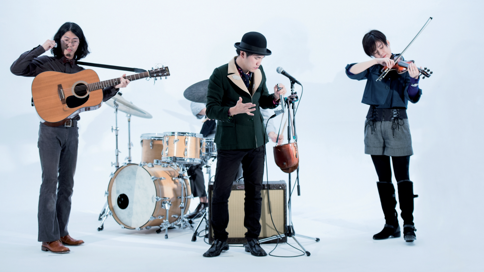 Harmonica Creams presenta 'Futura Ancient Alchemy'. De izquierda a derecha: Koji Nagao (guitarra), Yoshito Kiyono (armónica) y Aiko Obuchi (fiddel o violín irlandés)