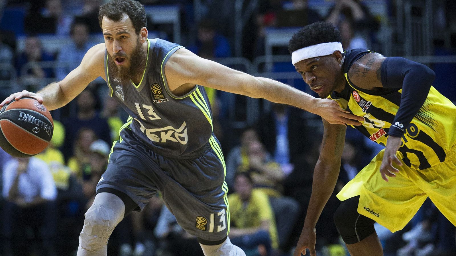 Sergio Rodríguez lucha el balón con Bobby Dixon