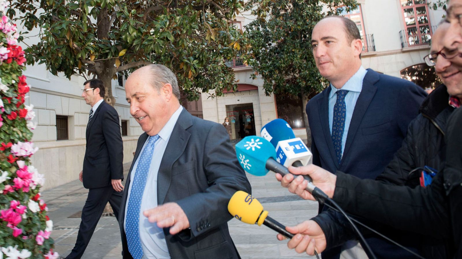 El alcalde de Granada, José Torres Hurtado (i), llegando al Ayuntamiento