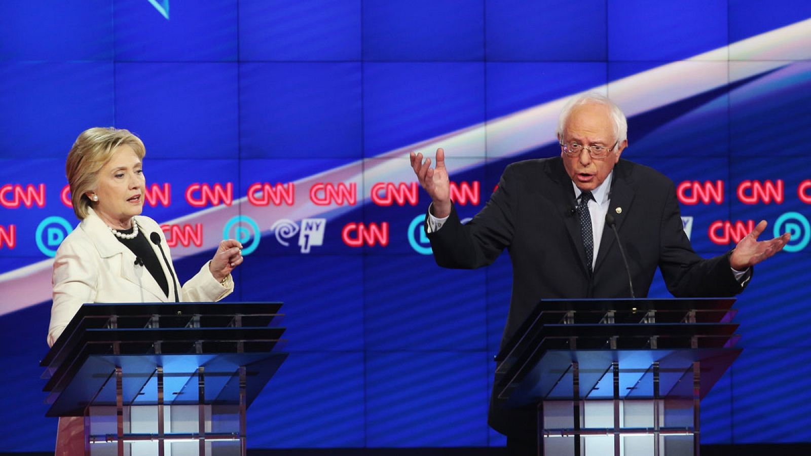 Los candidatos demócratas Hillary Clinton y Bernie Sanders durante un momento del debate de este jueves.