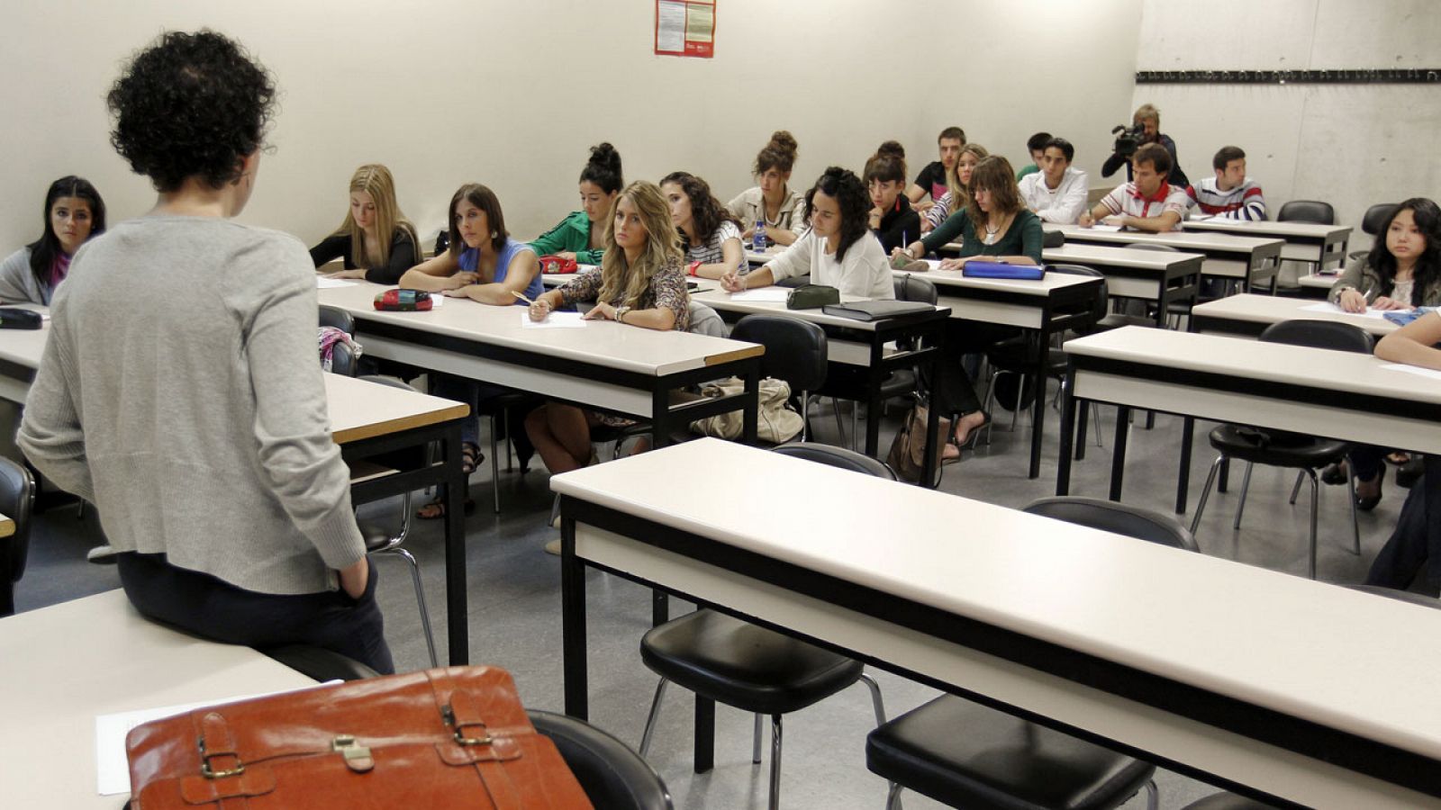 Una profesora se dirige a sus alumnos en un aula de una universidad pública española