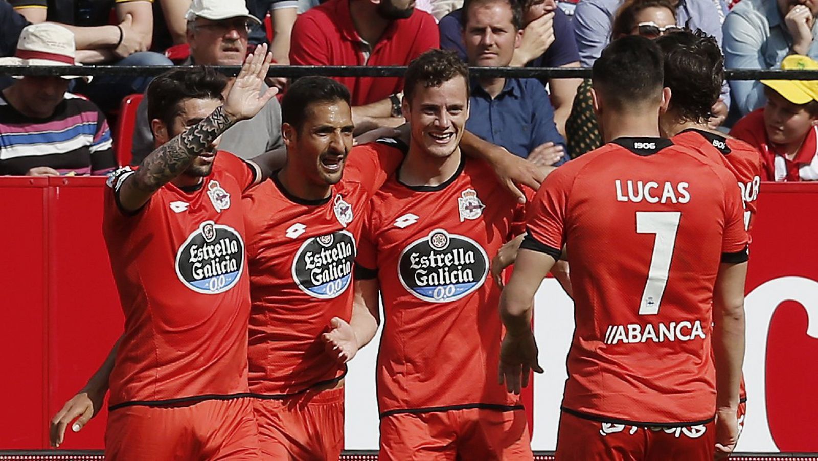 Oriol Riera celebra con sus compañeros el gol del empate marcado ante el Sevilla.