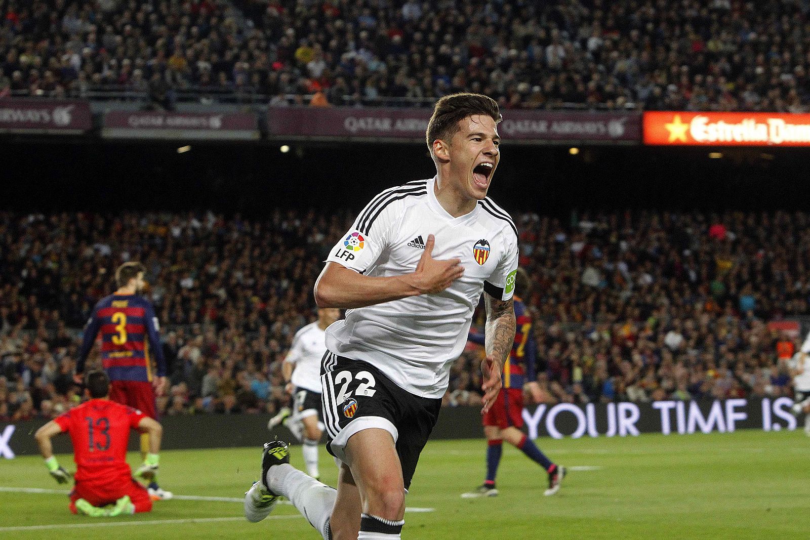 El delantero del Valencia Santiago Mina celebra el segundo gol del Valencia en el Camp Nou.