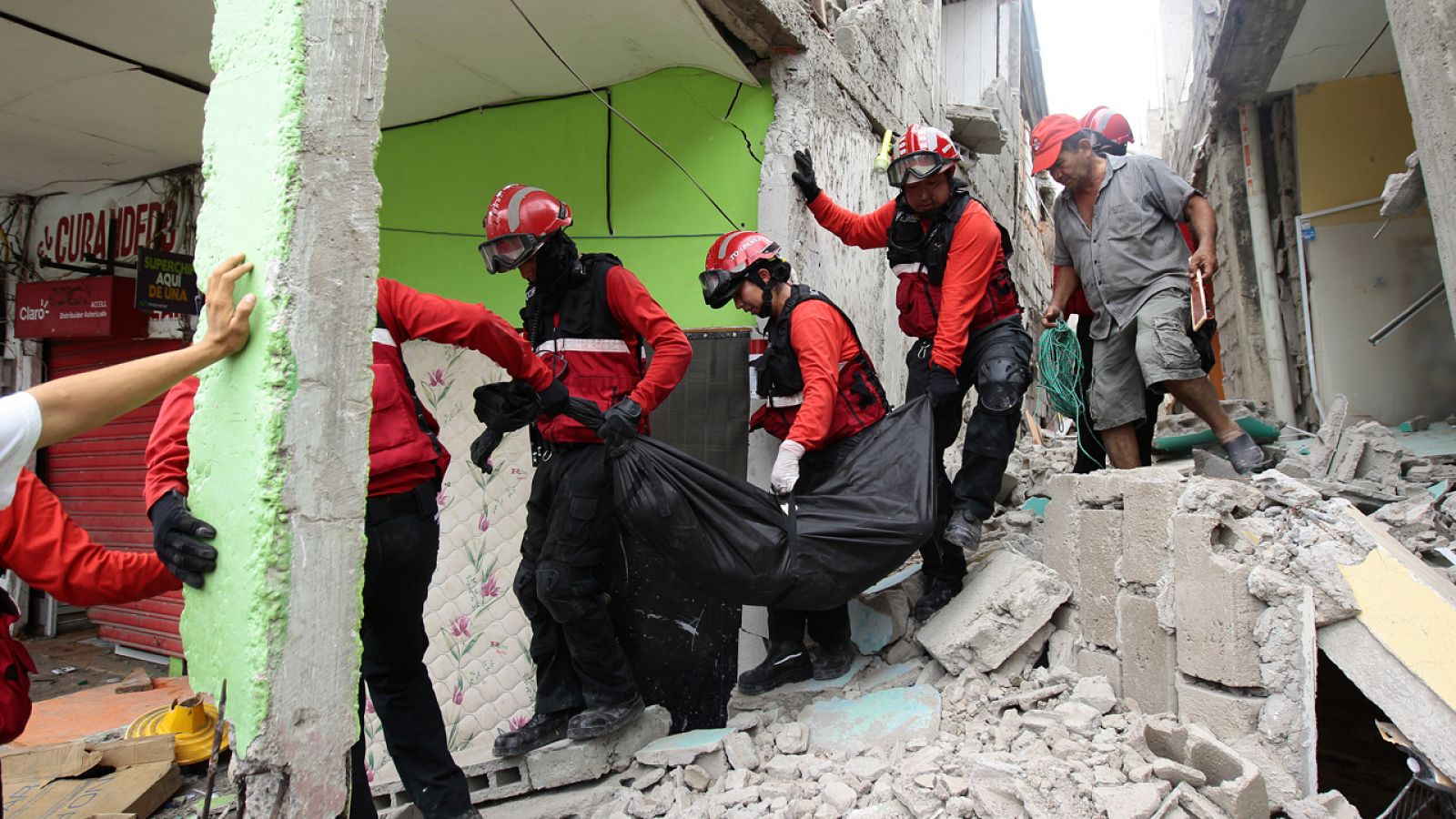Equipos de rescate recuperan cuerpos de víctimas entre los escombros en Pedernales (Ecuador)