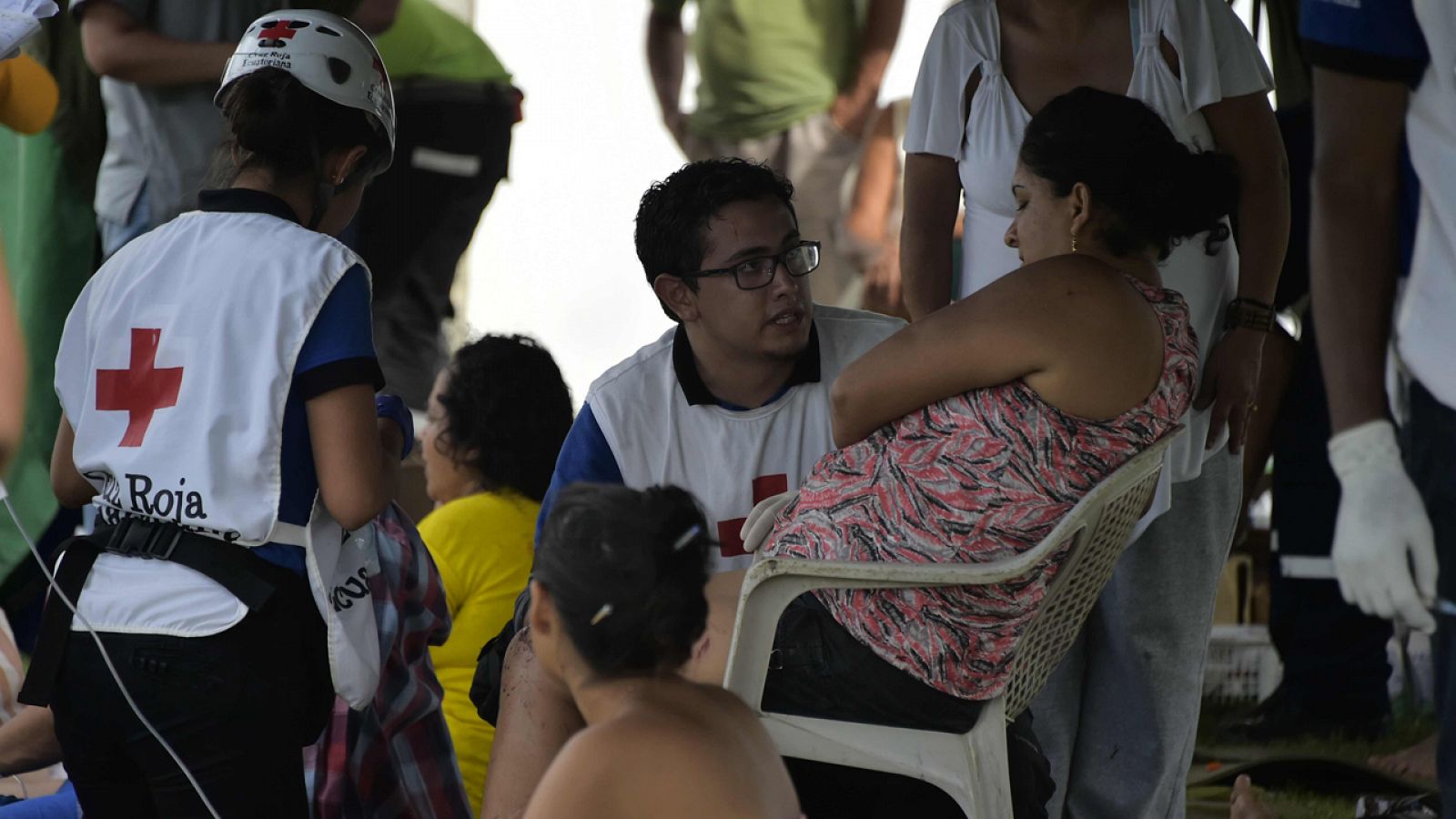 Miembros de la Cruz Roja atienden a supervivientes del terremoto en Pedernales (Ecuador)