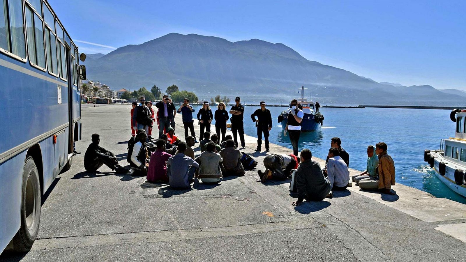 Un grupo de inmigrantes llegan al puerto griego de Kalmata, en el Peloponeso