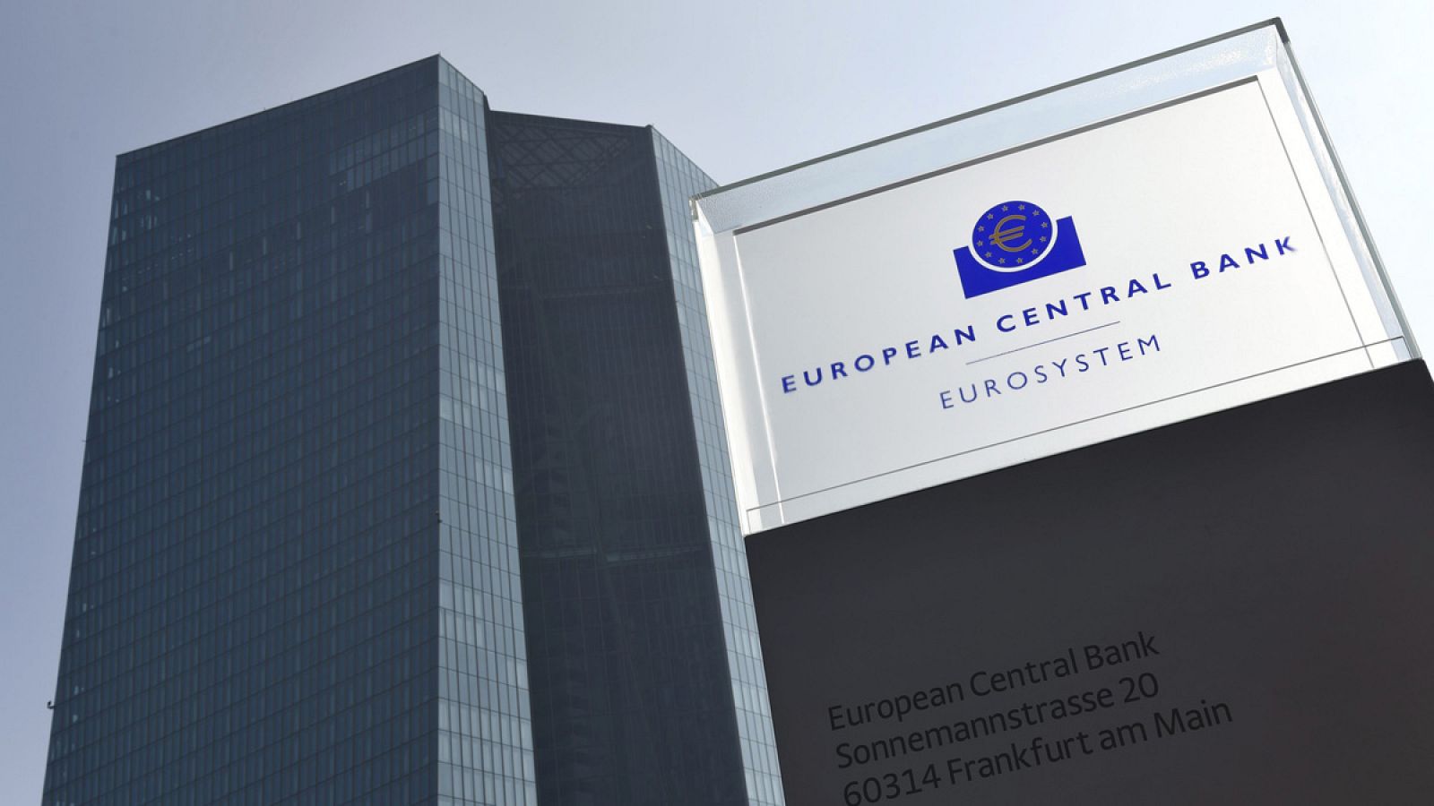 Vista del logotipo del Banco Central Europeo en su sede de Fráncfort, Alemania