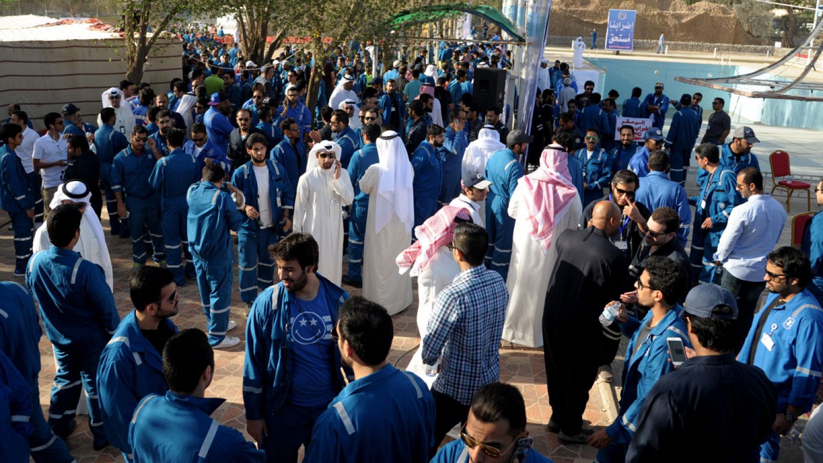 Trabajadores kuwaitíes del sector petrolero protestan contra los recortes salariales