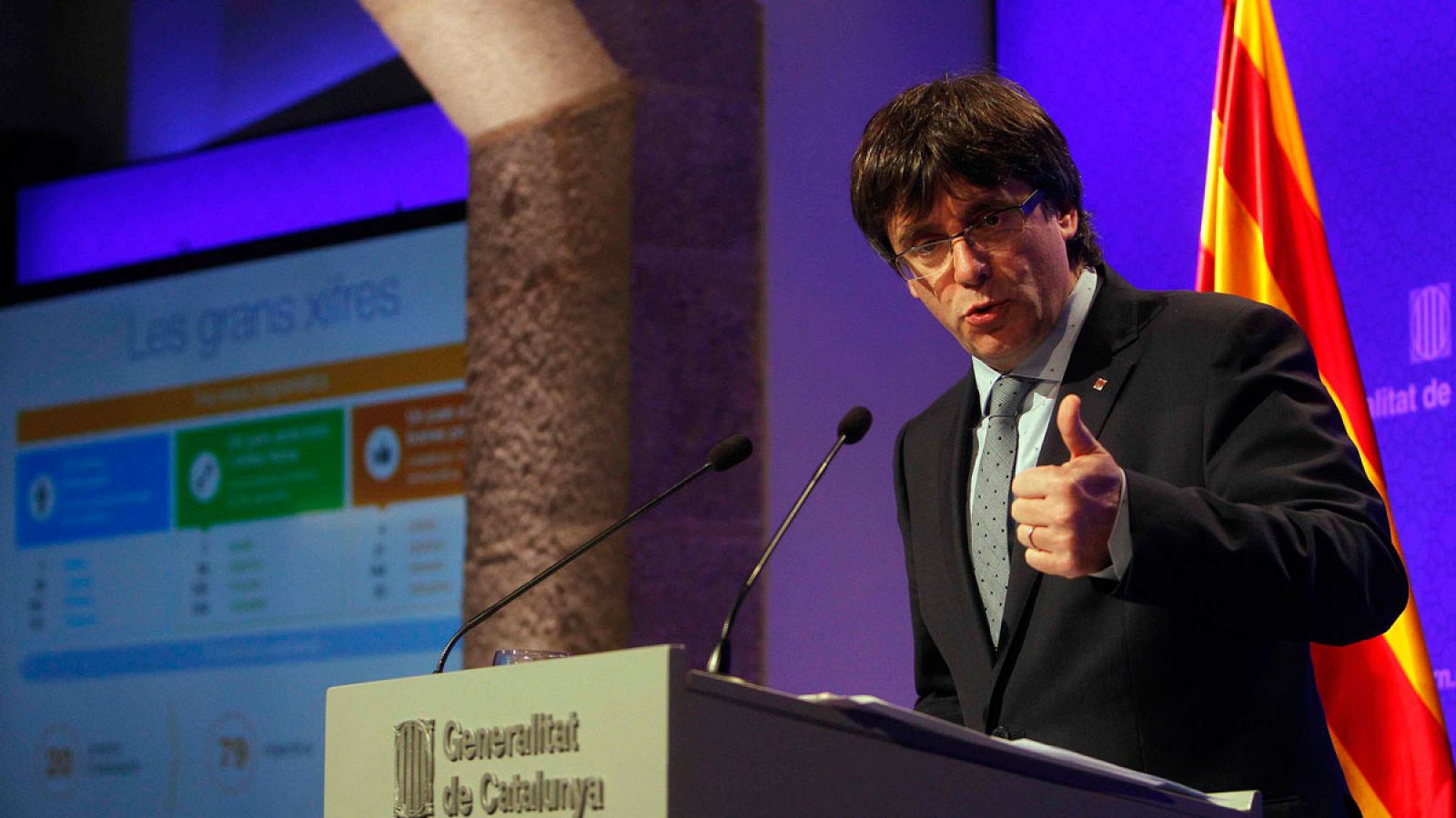 El presidente de la Generalitat, Carles Puigdemont, expone en rueda de prensa su plan de gobierno