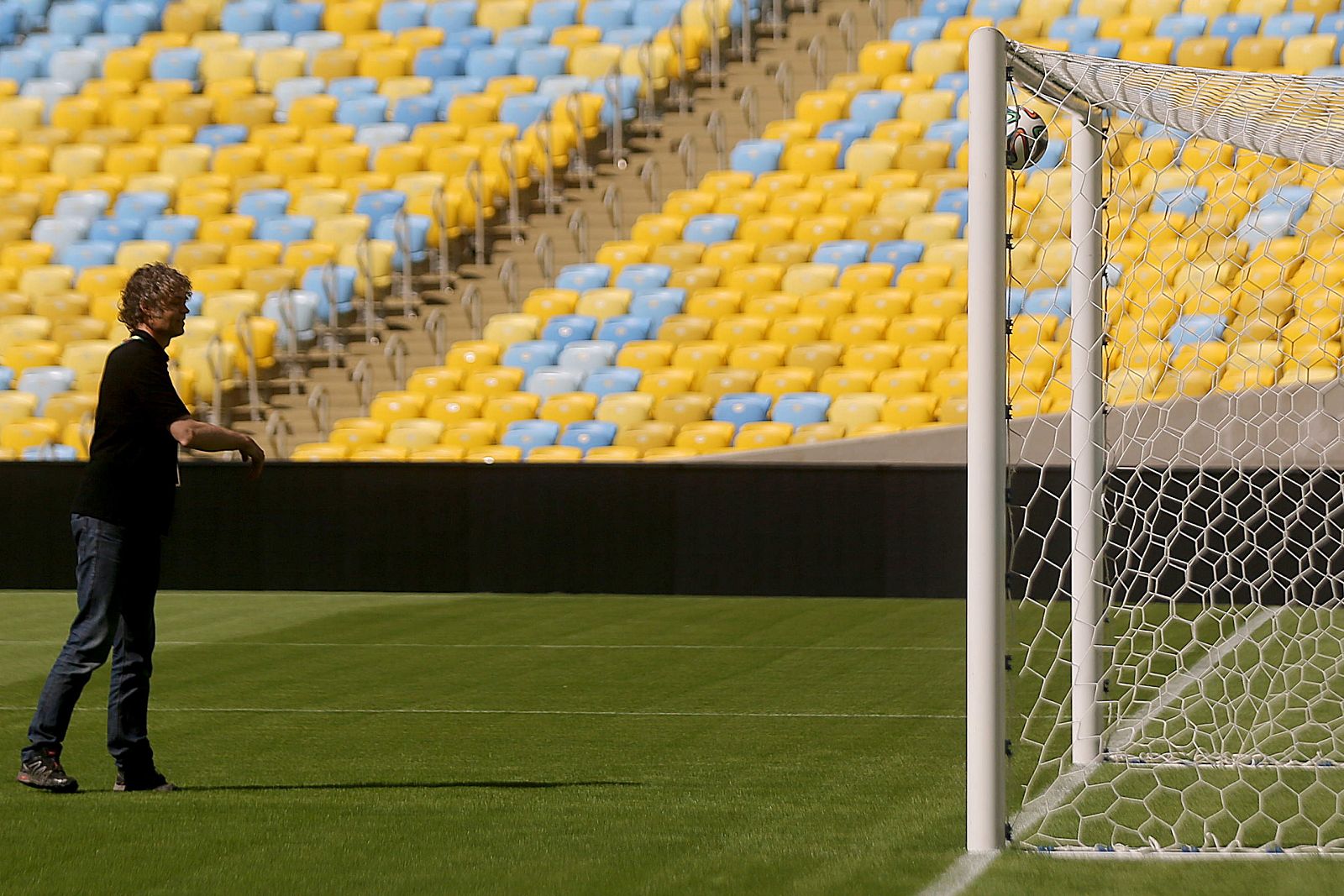 Un representante de la FIFA prueba una de las cámaras ubicadas en los estadios de Brasil 2014.