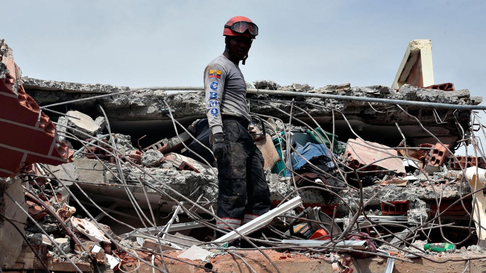 Uno de los trabajadores de los servicios de emergencia busca supervivientes en una casa derruida de Jama, en Ecuador
