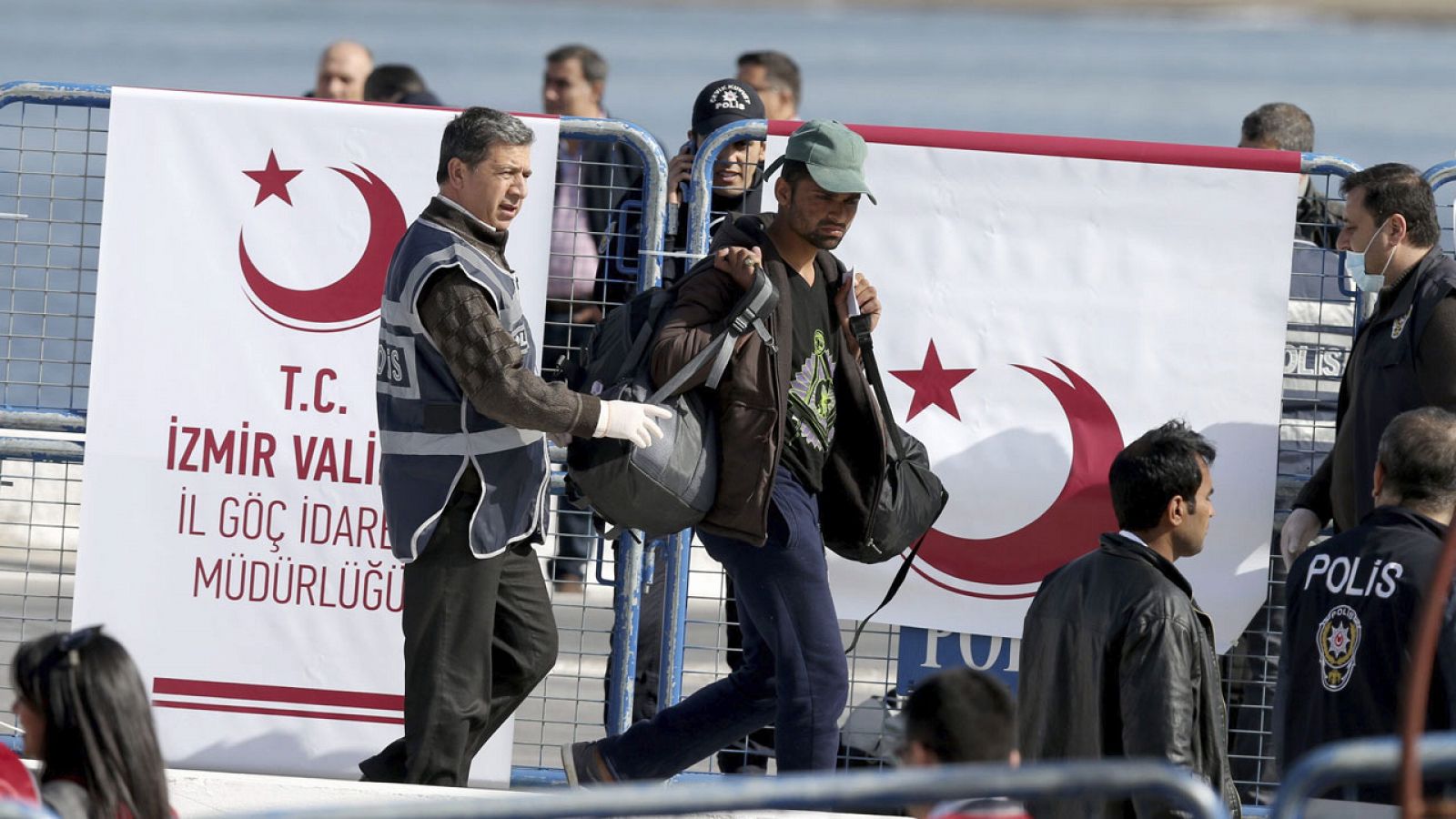 Policías escoltan a los refugiados en el puerto de Dikili en Izmir, en Turquía, el pasado 4 de abril