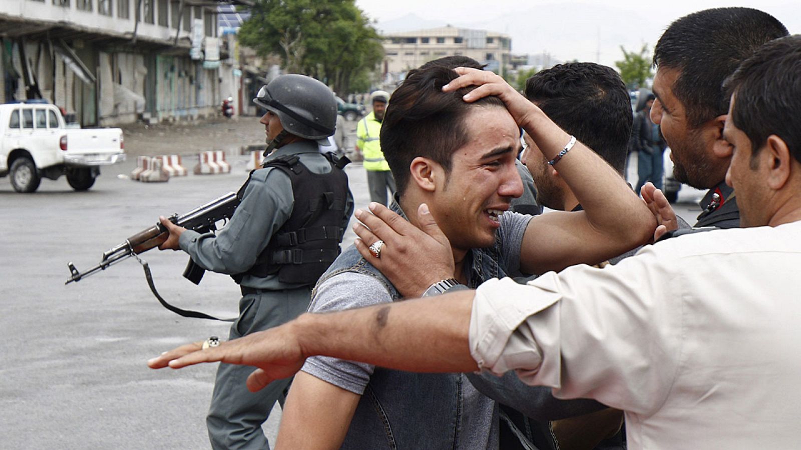 Un joven llora al saber que un familiar está entre los fallecidos de un atentado con bomba cerca del Ministerio de Defensa en Kabul (Afganistán).