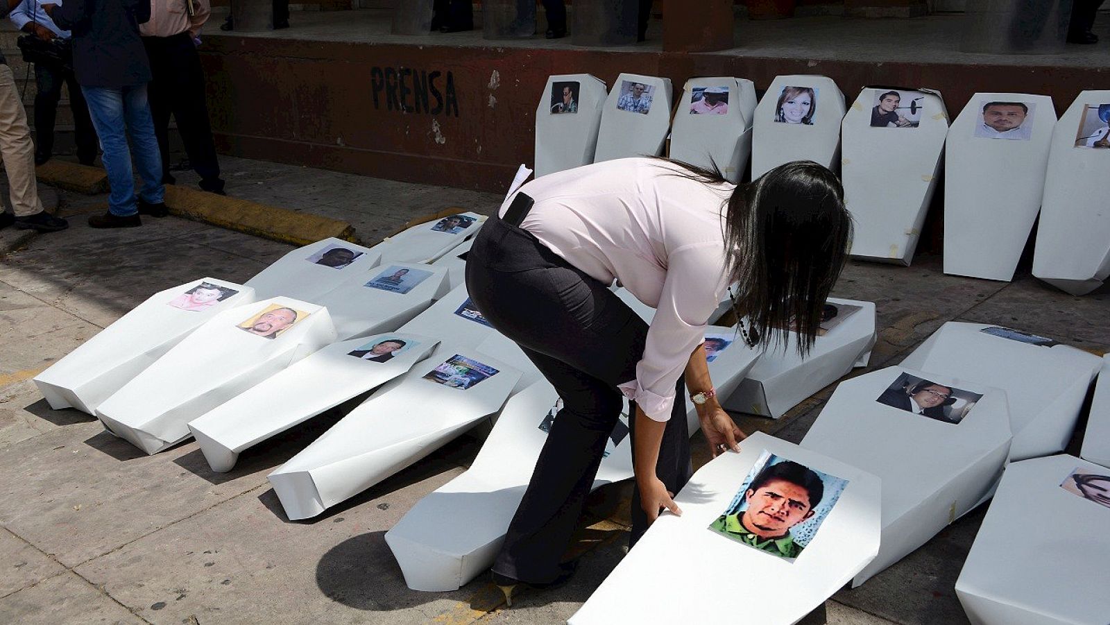 Ataúdes de cartón que representan a los periodistas asesinados en Honduras, durante una protesta en Tegucigalpa, el 11 de abril de 2016. 52 informadores han sido asesinados en el país en los últimos seis años. AFP PHOTO / ORLANDO SIERRA