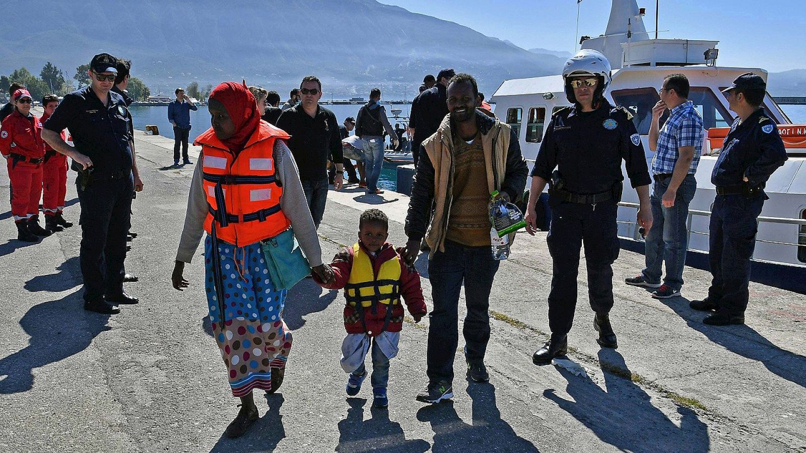 Guardacostas griegos ayudan a desembarcar en Kalamata a los 41 migrantes rescatados en el Mediterráneo, el 17 de abril de 2016.