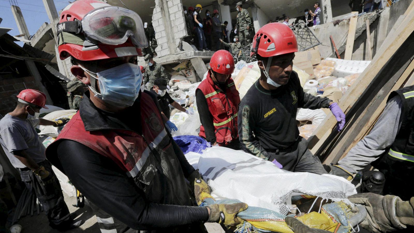 Los equipos de rescate recuperan el cuerpo de una víctima en Pedernales, en Ecuador