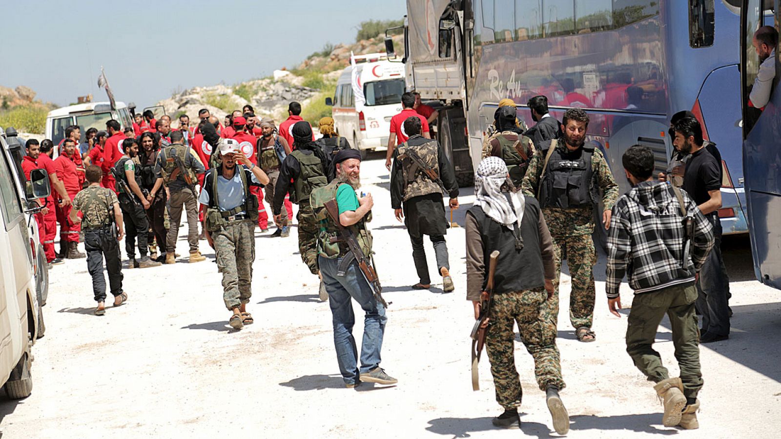 Combatientes del Ejército de Fatah y miebros de la Media Luna Roja preparan la evacuación de civiles cerca de Idleb.