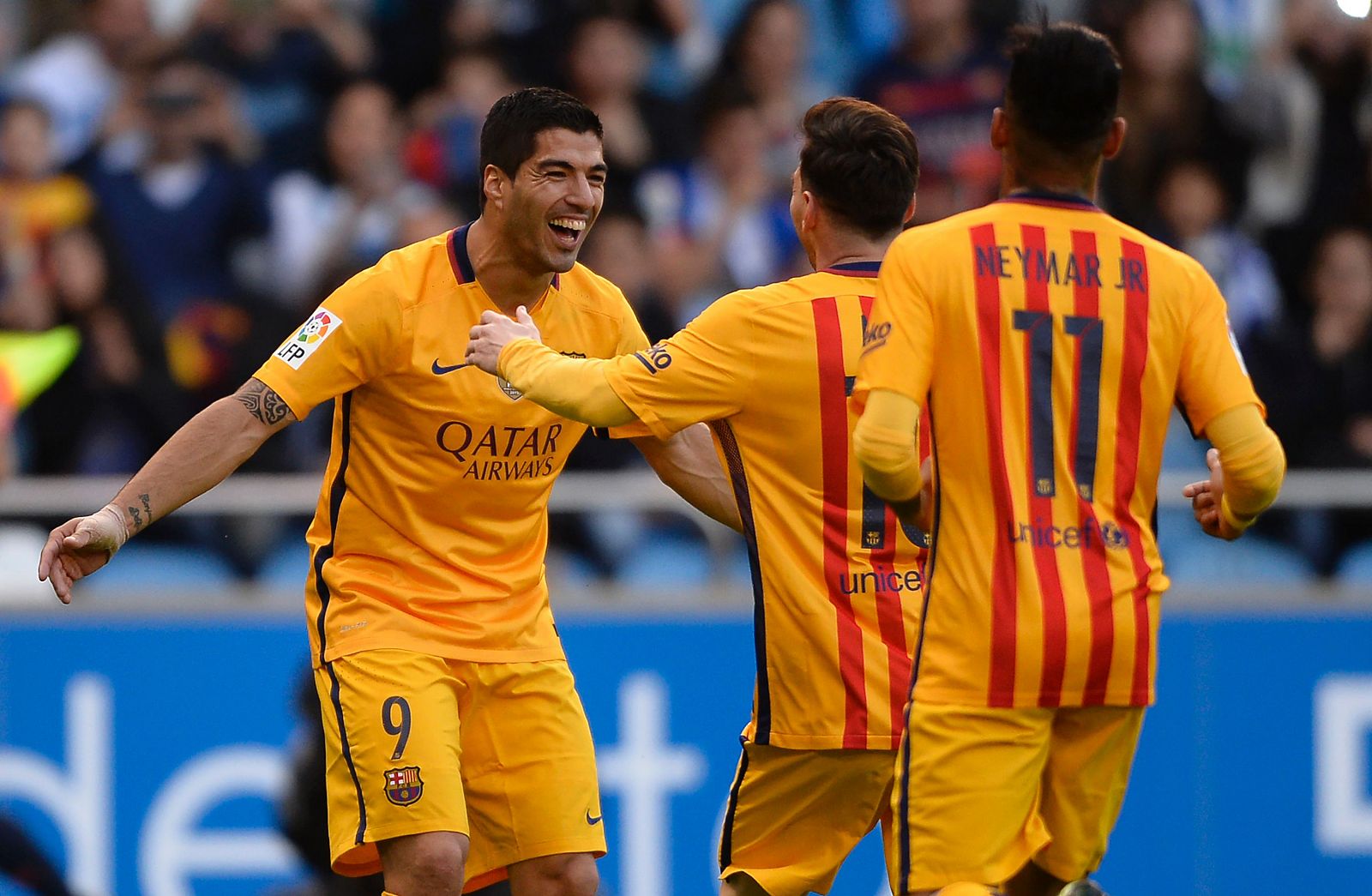 Luis Suarez celebra con Messi y Neymar uno de sus cuatro goles hechos en Riazor.