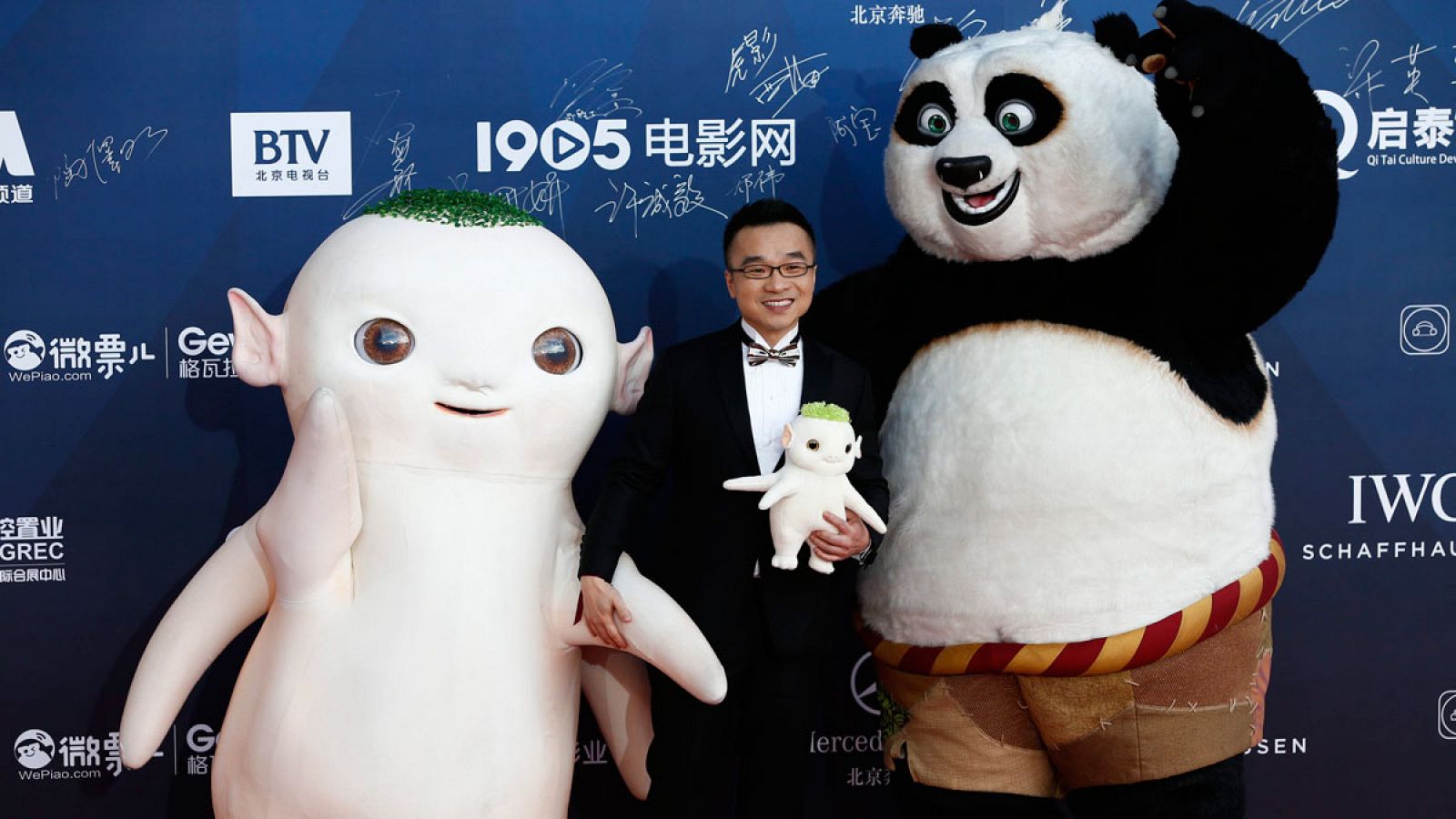 El actor Raman Hui posa con los personajes de 'Monster Hunt' y 'Kung Fu Panda'
