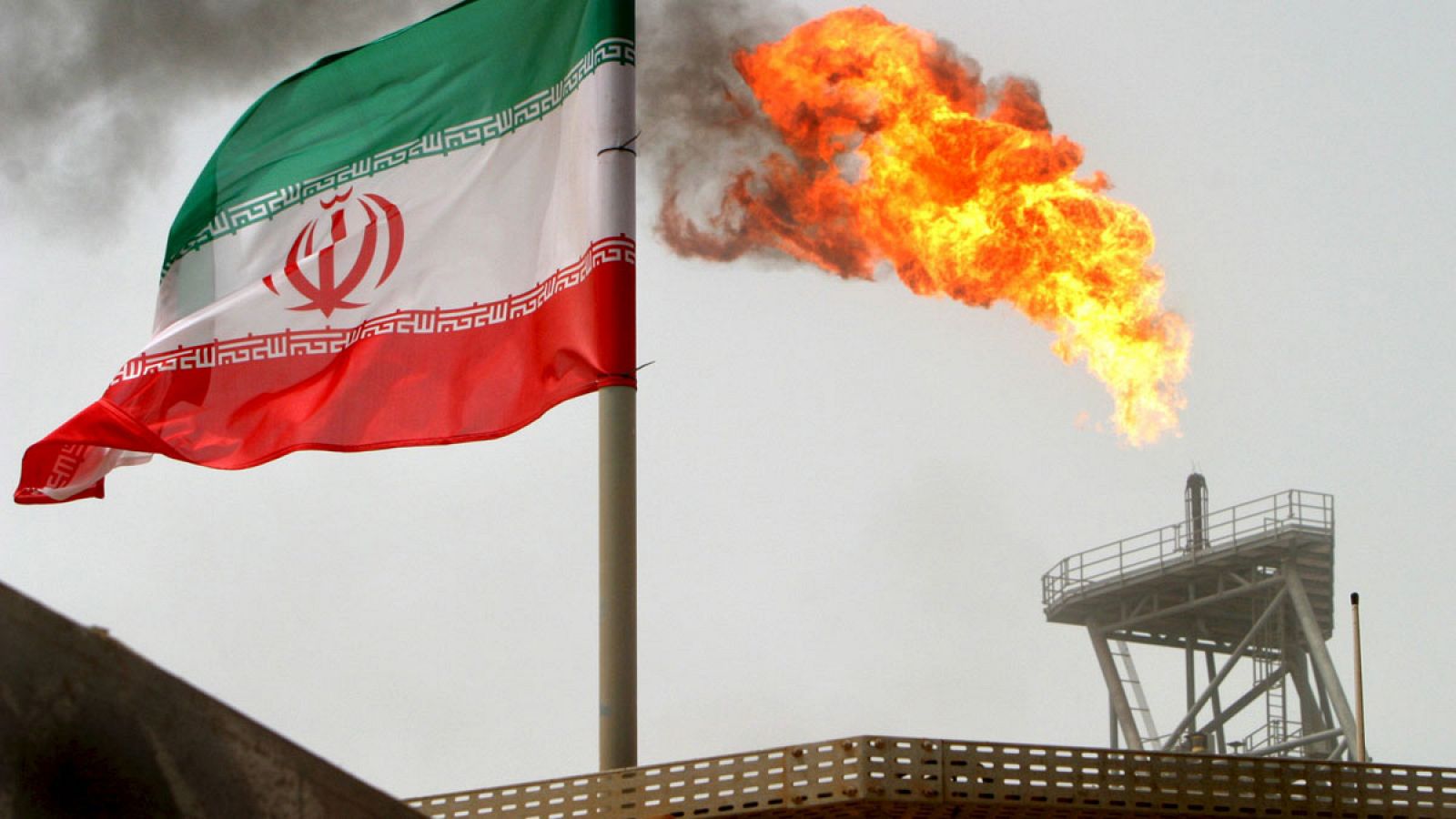 Plataforma iraní de producción de petróleo