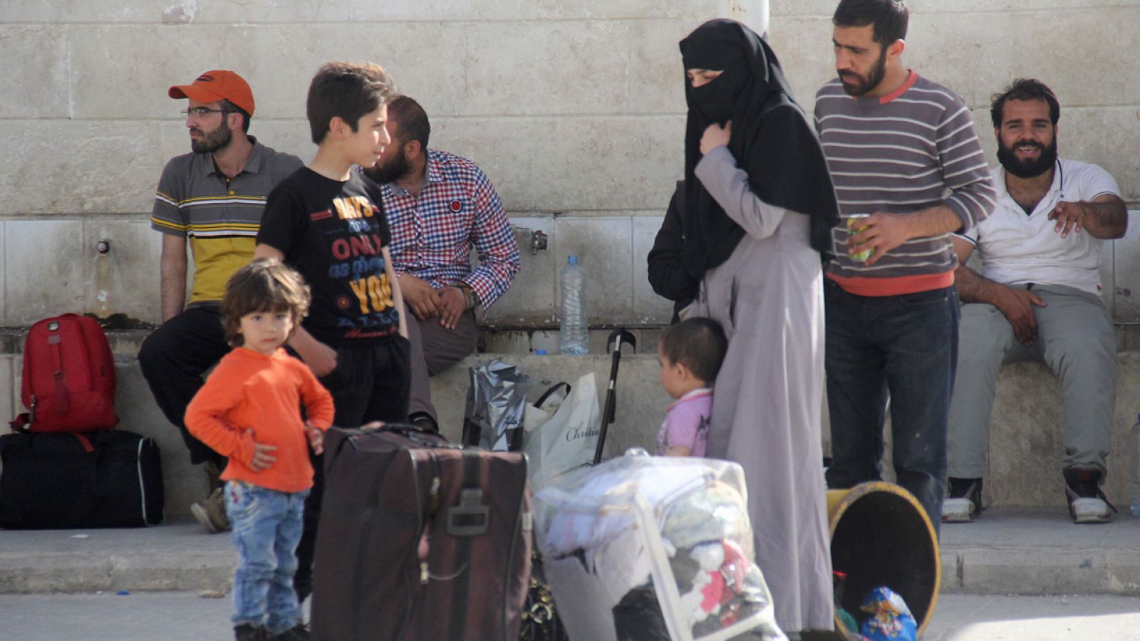 Una familia siria aguarda en un refugio al convoy de civiles heridos que les evacuará en Idlib
