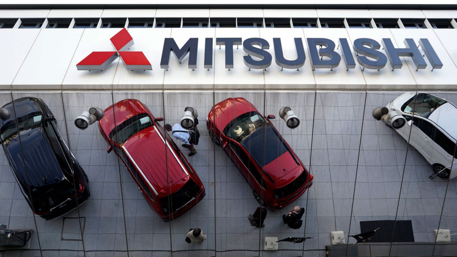 Vehículos de Mitsubishi reflejados en un espejo en su sede de Tokio